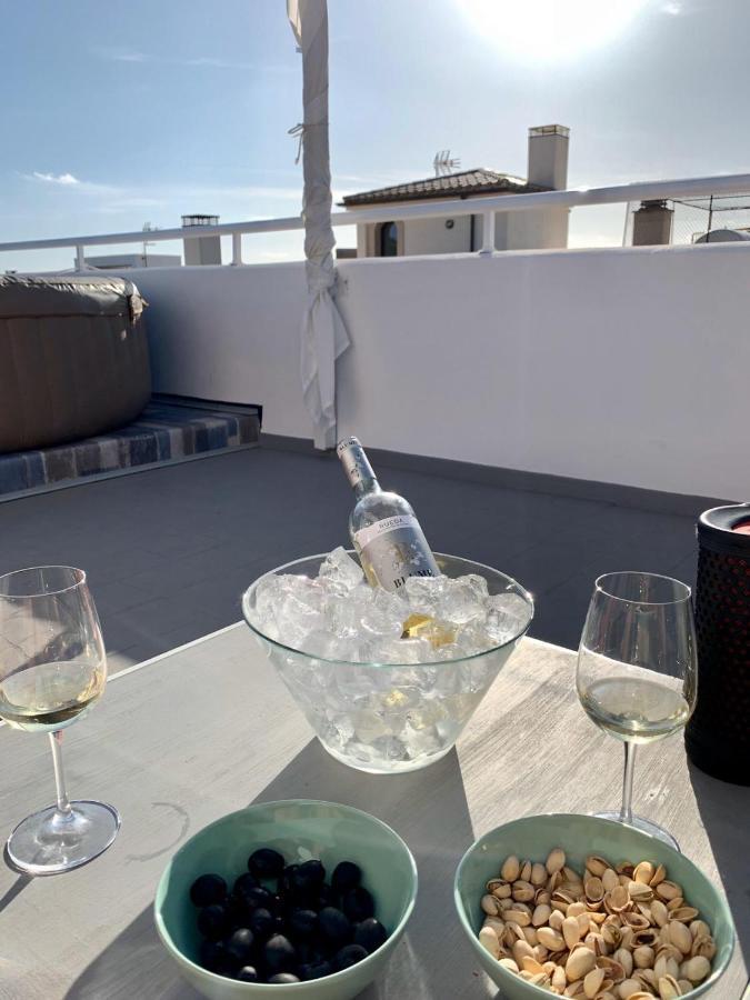 Sonne & Meerblick Aus 40 Grad Heissem Whirlpool Geniessen - Zentral Am Hafen Und Dennoch Ruhig Cala Ratjada  Esterno foto